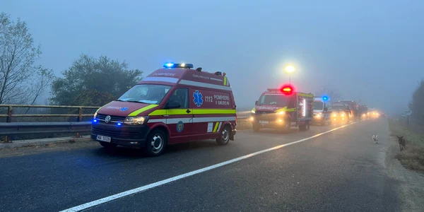 Microbuz cu șapte persoane răsturnat într-o râpă de pe o șosea din Sibiu Foto ISU Sibiu