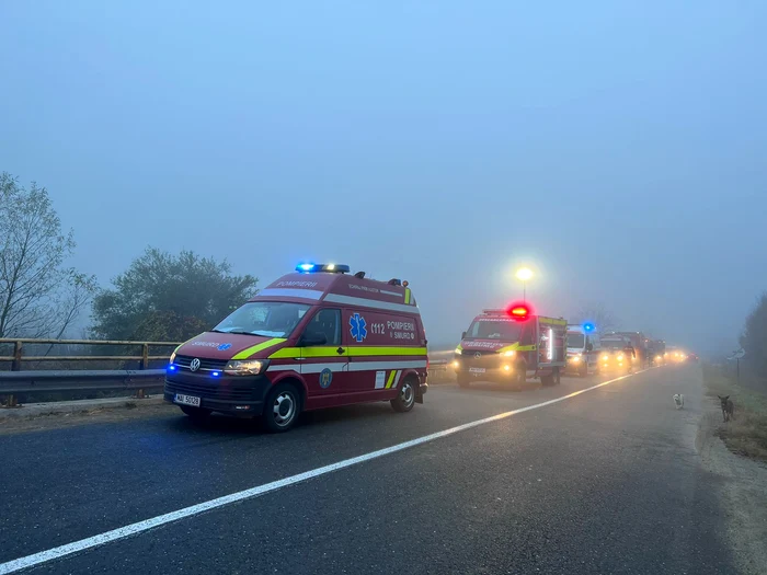 Accident pe DJ106 în Sibiu în care a fost implicat un microbuz de transport persoane Foto ISU Sibiu