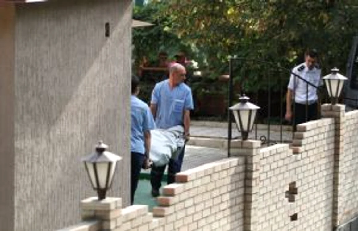 Trupul neînsuflețit al victimei a fost luat de angajații de la servicii funerare 
