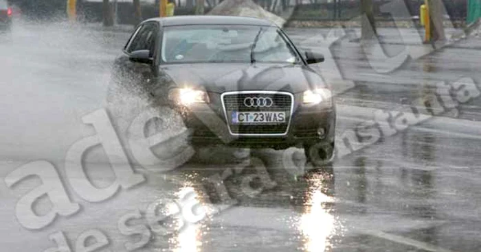 Canalizările din oraş nu fac faţă ploilor