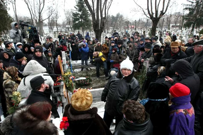 Rude, prieteni, colegi, dar şi necunoscuţi sensibilizaţi de tragedia petrecută în munţii Apuseni, în care şi-a pierdut viaţa Adrian Iovan, au venit la înmormântarea sa pentru a-i oferi un ultim omagiu FOTO Sever Gheorghe