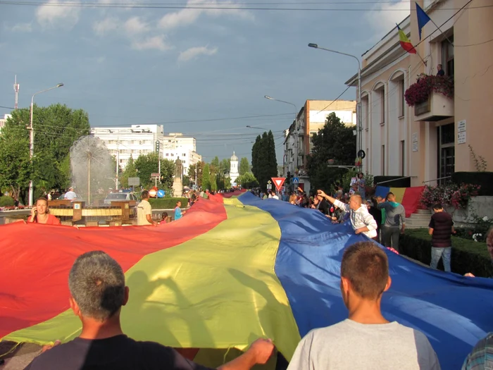 Steagul a fost purtat de sute de bârlădeni FOTO Sabina Ghiorghe