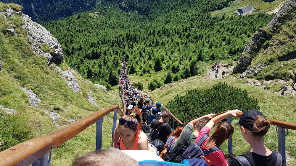 Spectaculoasa scară spre Toaca atrage turiștii ca un magnet. Aglomeraţia din Ceahlău, ca pe Marele Zid Chinezesc FOTO
