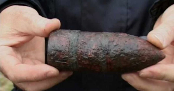 Proiectilul a fost transportat în siguranţă de pompieri, pericolul unei explozii fiind îndepărtat