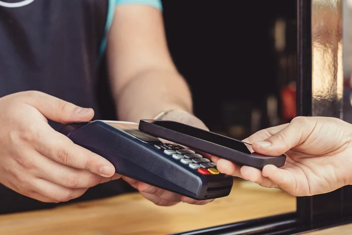 Cineva plătește cu telefonul la un POS