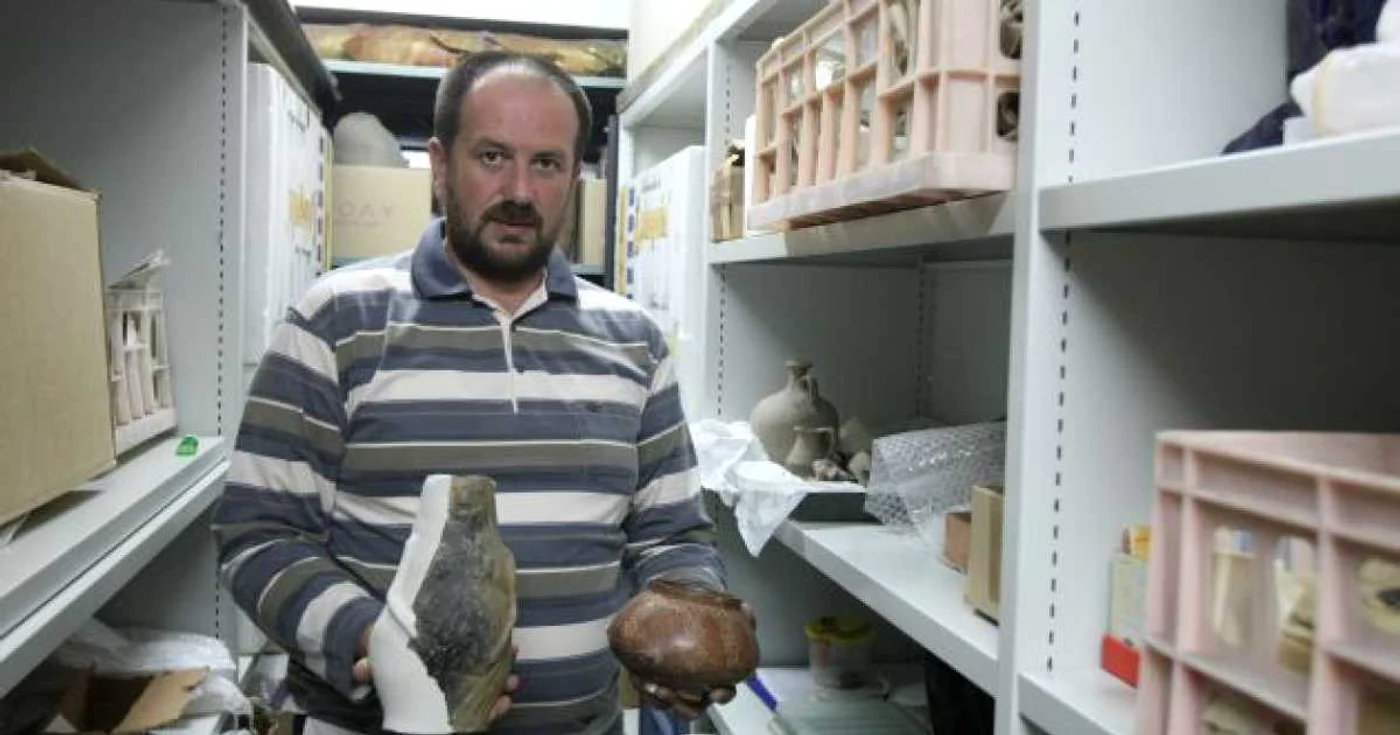 Arheologul Florin Ridiche, prezentând un vas antropomorf şi cel mai vechi vas întreg de lut din România
