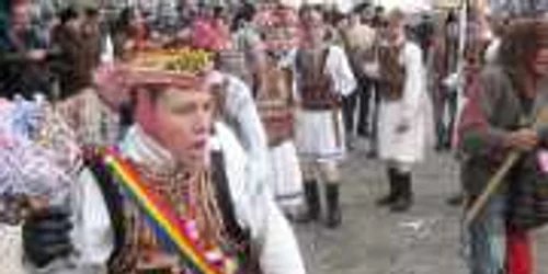 Urătorii s-au costumat în port popular