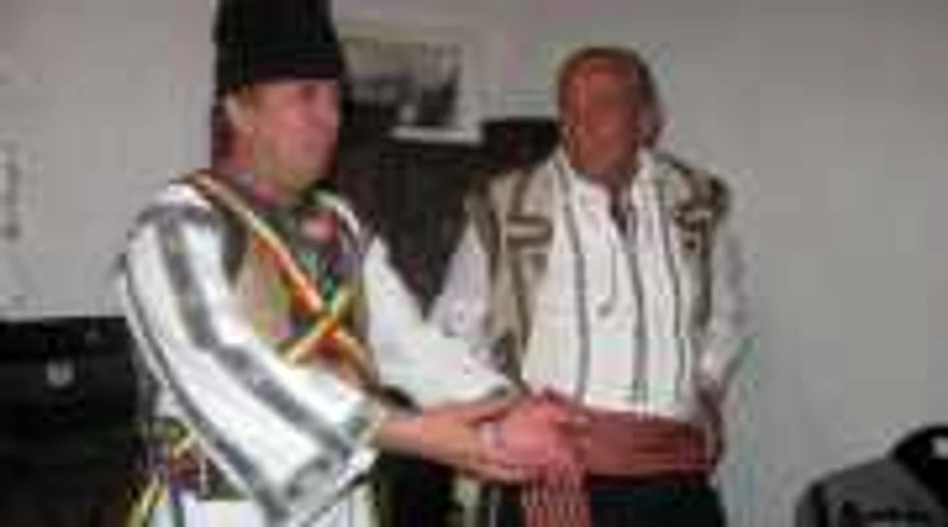 Dorel Săndesc în costum popular alături de Gheorghe Zamfir