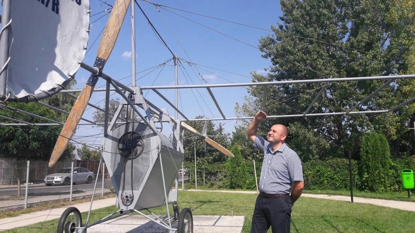 Istoricul Florin Golban ne arată macheta avionului Vlaicu II aflată în parcul din Giroc FOTO Ş.Both