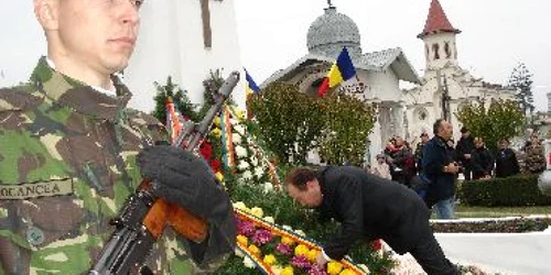 Bacău: Militarii au depus coroane la Monumentul Eroilor (GALERIE FOTO)