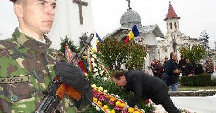 Bacău: Militarii au depus coroane la Monumentul Eroilor (GALERIE FOTO)