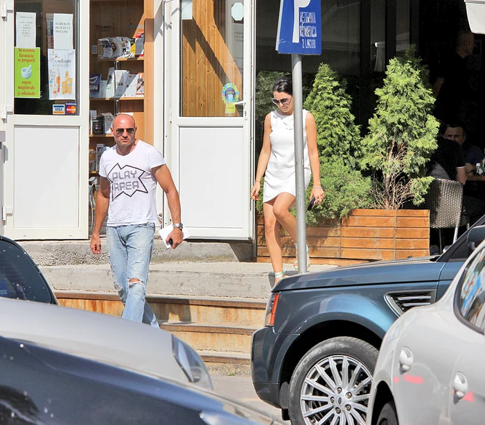 Iubita a rămas în spate, chinuindu-se singură, cu  tocurile înalte, să coboare scările restaurantului