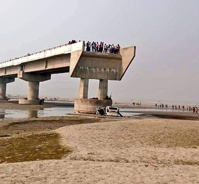Trei bărbați au murit după ce Google Maps le-a indicat să traverseze un pod aflat în construcție în India. Au căzut cu mașina în gol