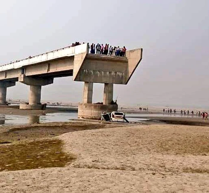 Au murit după ce au căzut de pe un pod aflat în construcție Foto: X/ CA Chirag Chauhan