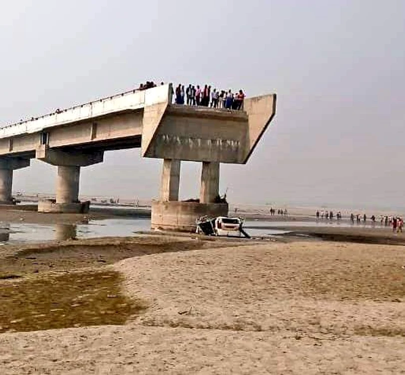 Au murit după ce au căzut de pe un pod aflat în construcție Foto: X/ CA Chirag Chauhan