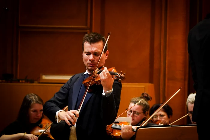 Alexandru Tomescu pe scena Sălii Radio, alături de orchestră