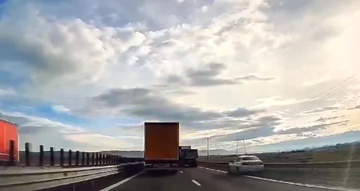 Șoferul a depășit în mare viteză pe banda de urgență FOTO captură video