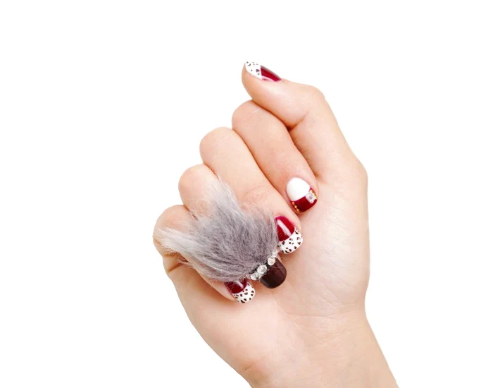 Este vorba despre aplicarea pe unghiile naturale a unui lipici special pe care se adaugă materialul asemănător firelor de păr.Foto Mars-salon.com