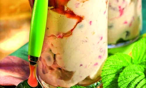 crema de branza cu fructe de padure jpeg
