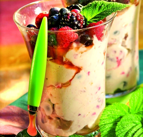 crema de branza cu fructe de padure jpeg