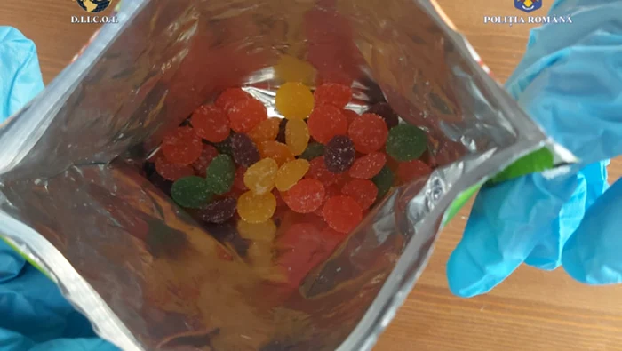 Jeleurile cu drog au fost distribuite de un român cu domiciliul în SUA. Foto: DIICOT 