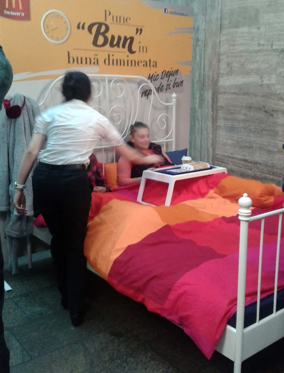 Călătorii care s-au băgat în patul din fața restaurantului au primit micul dejun gratis