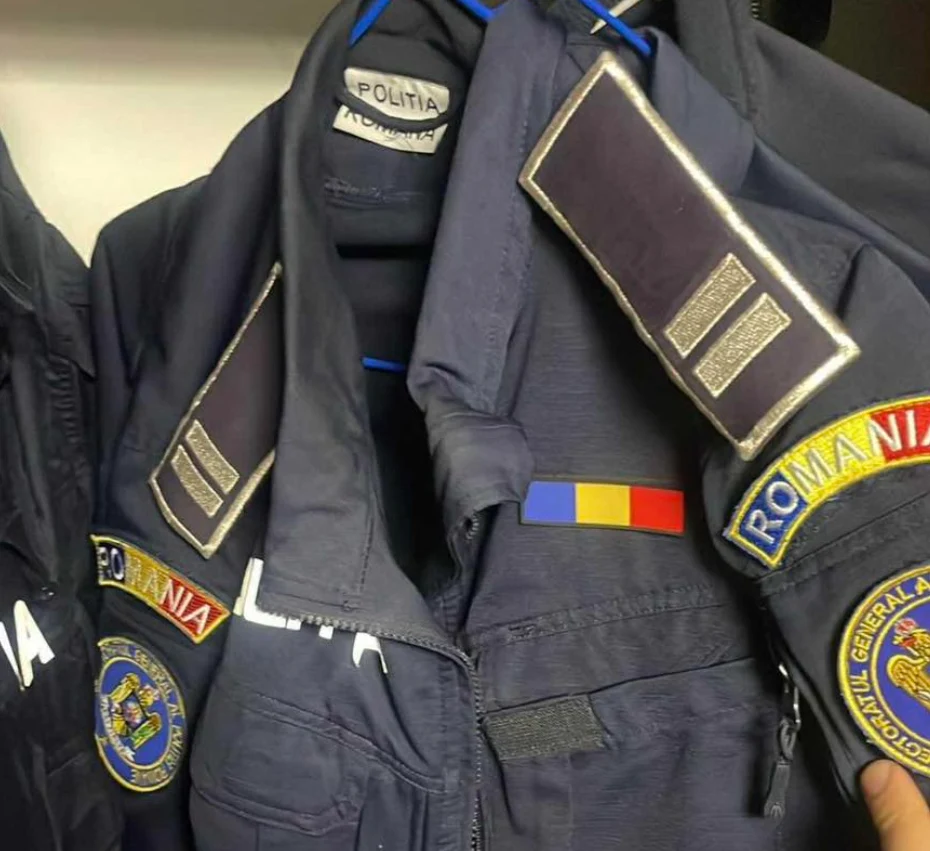 Polițiștii, nevoiți să își schimbe elemente din uniforme pe grupuri de Facebook din cauza calității slabe: „O situație absurdă”