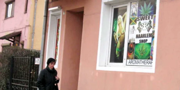 Magazinele de ierburi uşoare din Reşiţa încearcă să atragă clienţi dornici de senzaţii noi