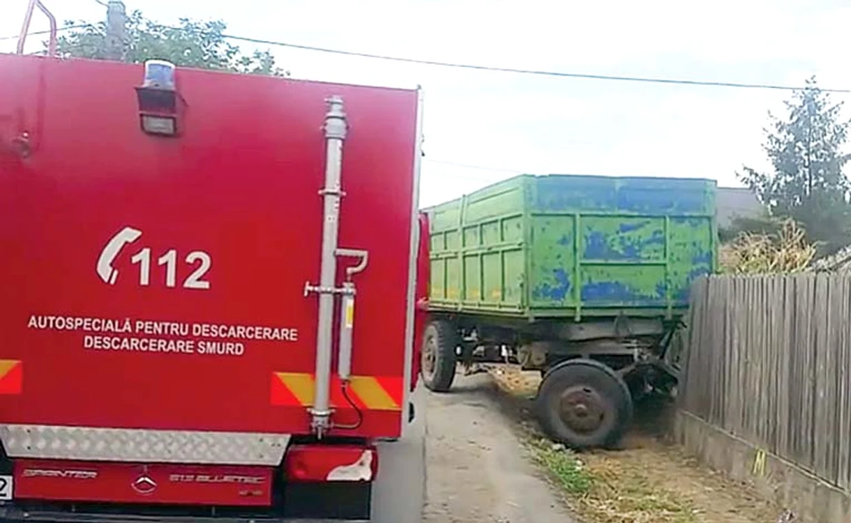 
    Remorca s-a desprins  de tractor, a trecut  peste fetiţă şi s-a  înfipt în gard  
