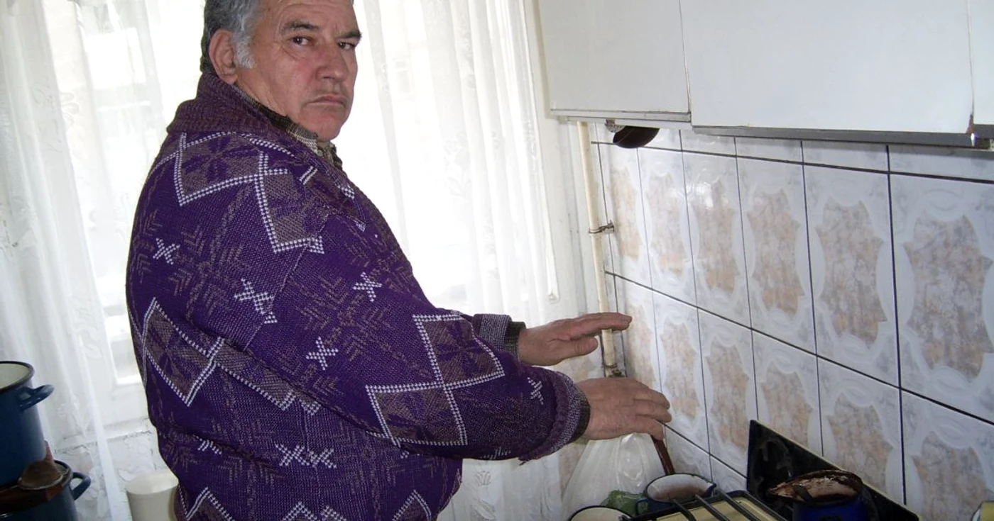 Oamenii se încălezesc la aragaz