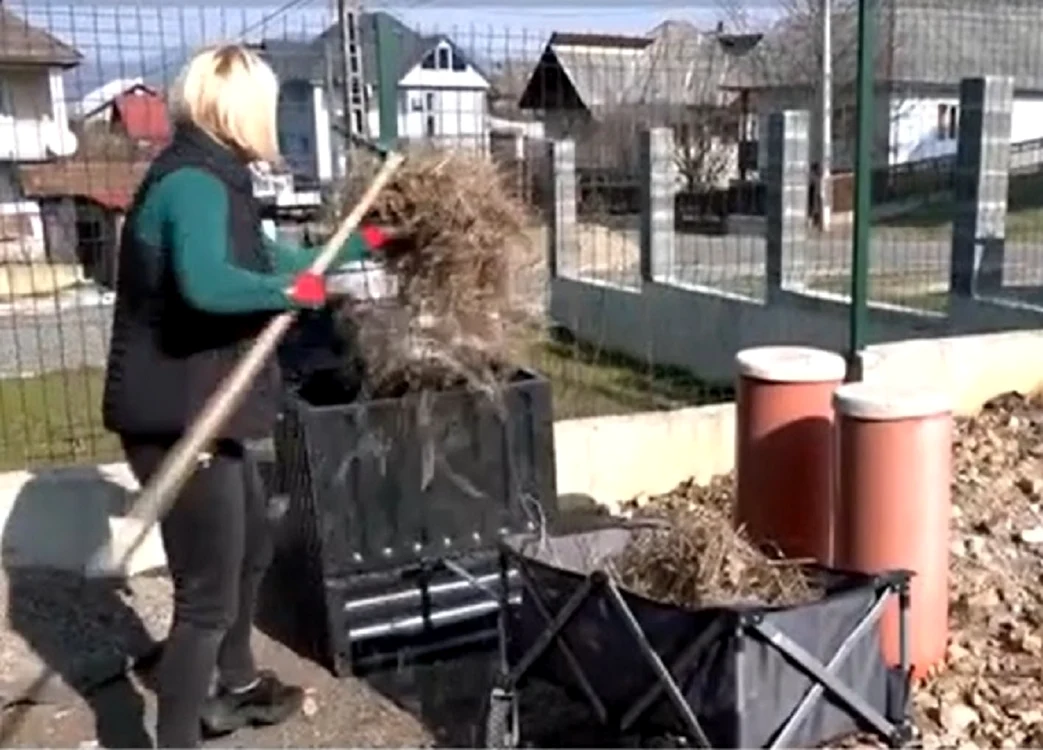 Raluca Botiz  folosește resturile vegetale pentru compost  FOTO Captură video