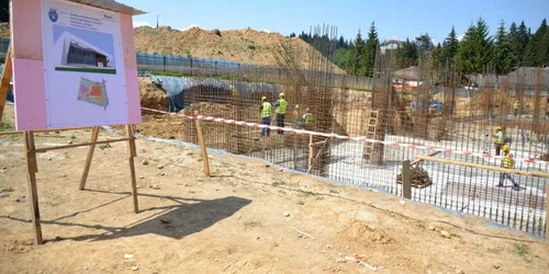 Construcţie centru agrement Poiana Braşov. FOTONIKON