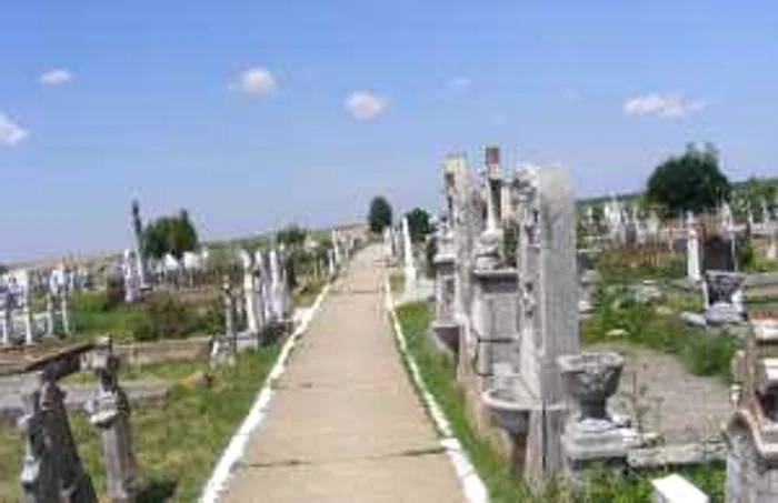 „Necrologul de presă are poveste, are emoţie, îi poate
inspira pe cei care află abia acum ce rang şi ce hram avea dispărutul.”