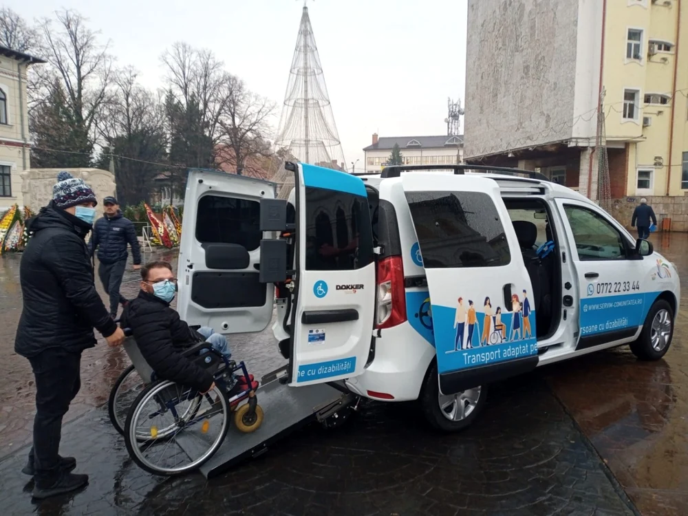 Maşina este pusă gratuit la dispoziţia persoanelor cu dizabilităţi                                 Foto: Alin Ion