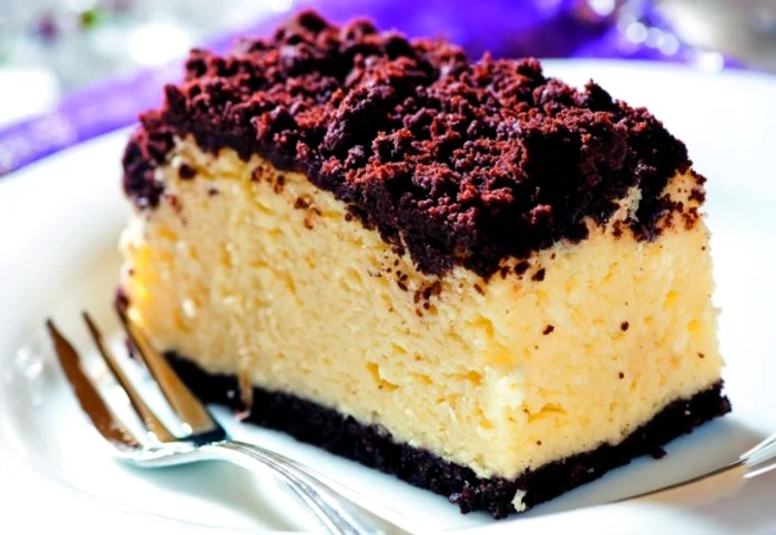 Cei care adora ciocolata pot incerca aceasta varianta de cheescake, care imbina branza cu ciocolataclickpoftabuna.ro