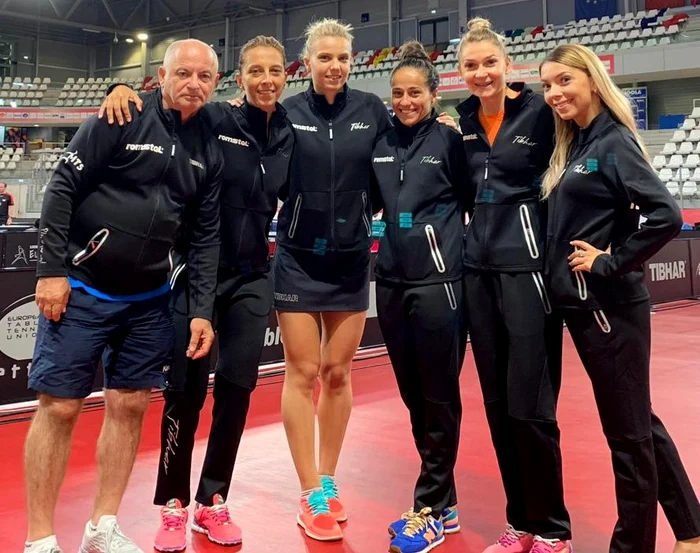 
    Jucătoarele de tenis de masă ale României și antrenorul lor, Viorel Filimon, după succesul cu ItaliaFoto: Facebook/FRdeTenisMasă  