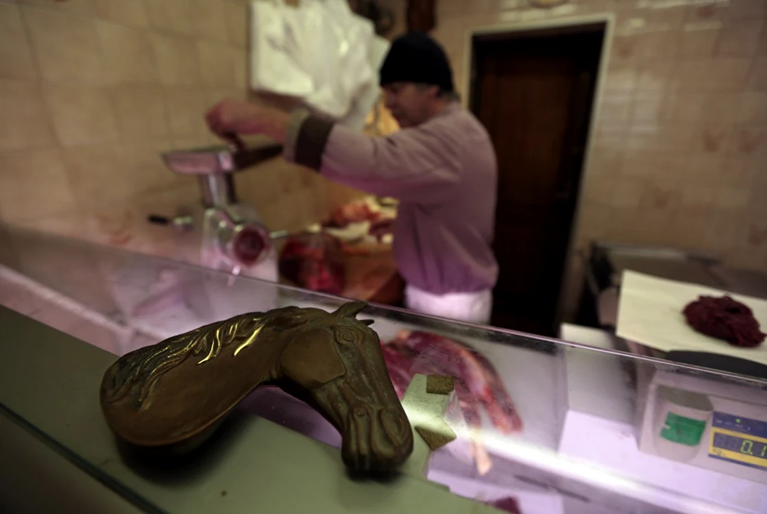 În mai multe restaurante şi fast-food-uri a găsită carne de cal FOTO Adevărul
