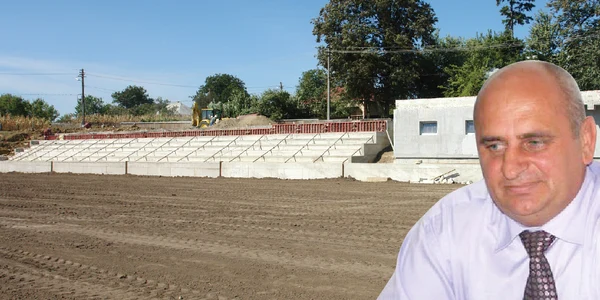 Dumitru Chelariu, primarul din Pomârla, este mândru de stadionul pentru care se cheltuie 700.000 de lei şi pe care va juca şi el