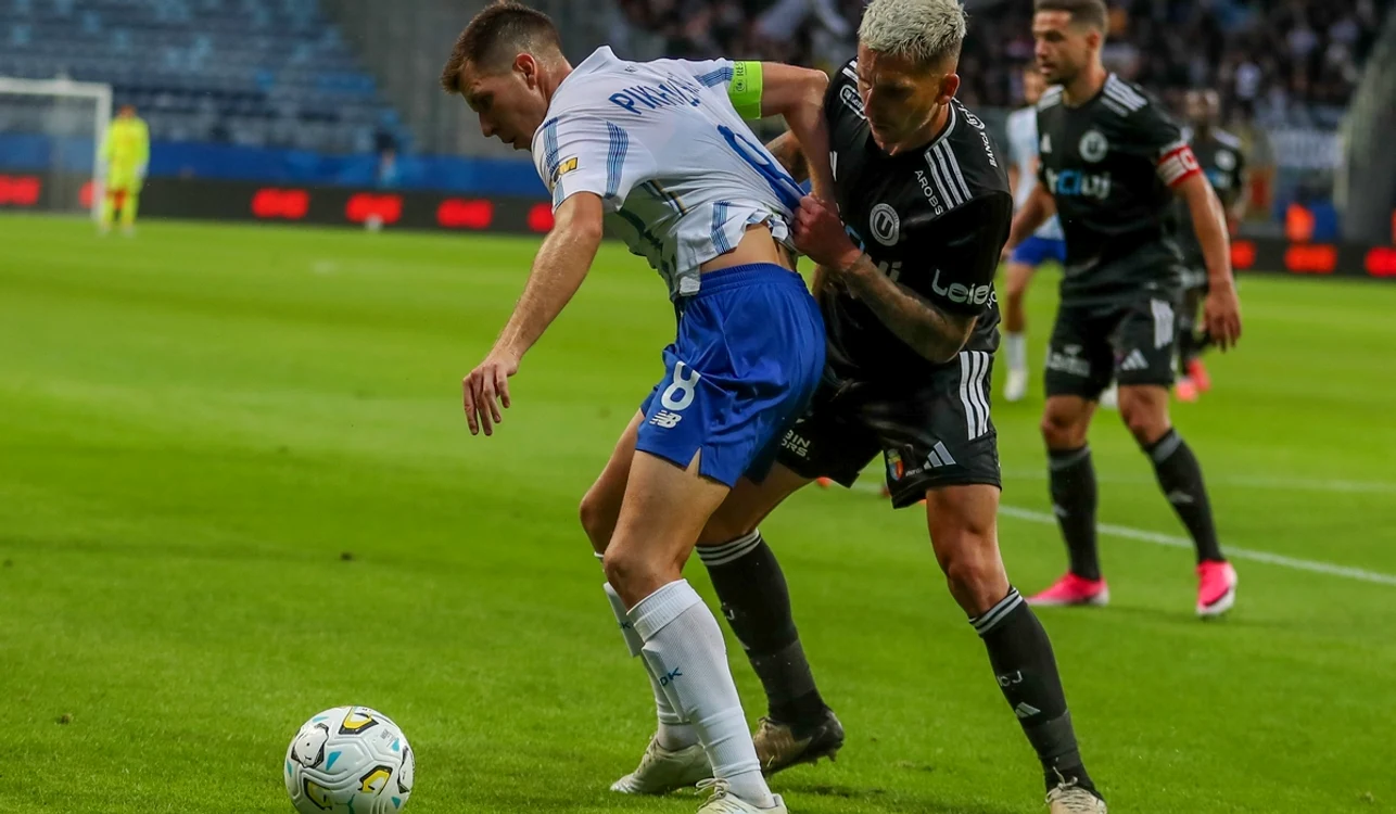 Clujenii (negru) speră la un rezultat favorabil în returul de acasă (FOTO: Sportpictures)