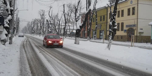 Se circulă greu pe drumurile naţionale din judeţ din pricina zăpezii
