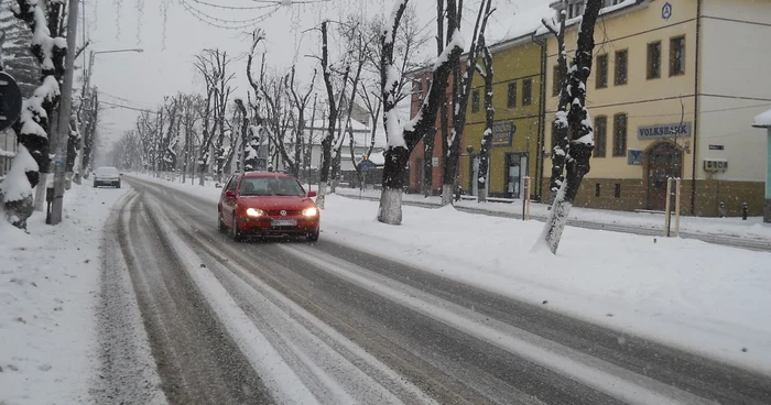 Se circulă greu pe drumurile naţionale din judeţ din pricina zăpezii