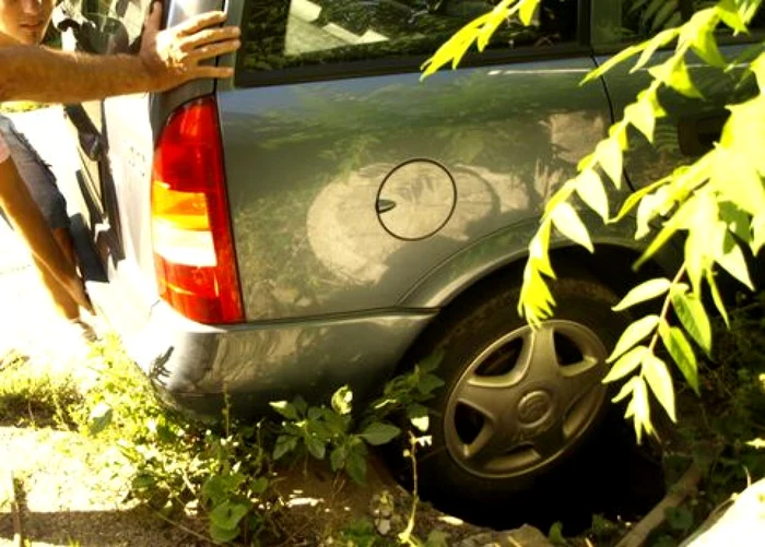 Maşina a fost avariată, după ce folia care acoperea canalul a cedat. D.G.