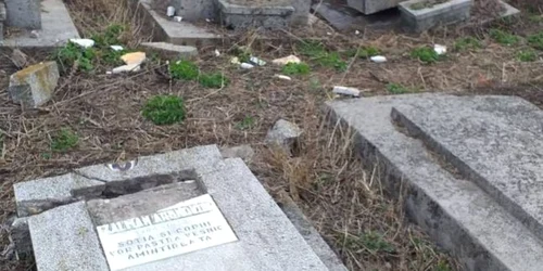 Pietre funerare vandalizate in cimitirul evreiesc din Husi Vaslui FOTO Facebook/US Embassy