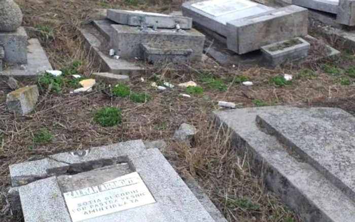 Pietre funerare vandalizate in cimitirul evreiesc din Husi Vaslui FOTO Facebook/US Embassy