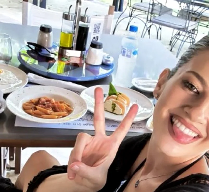 Lidia Buble, fericită că poate savura mâncare comestibilă. Foto: captură Instagram