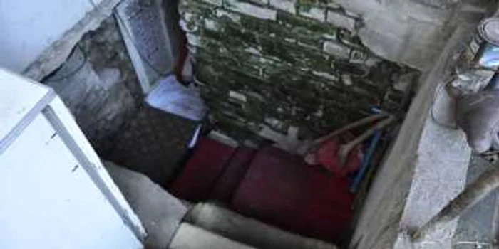 Familia Apati trăieşte în acest beci de 5 metri. Campania are rolul de a le schimba viaţa celor trei membri FOTO logadance.ro