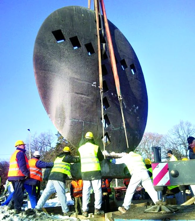 Ora 7.15  - Monumentul de  24 de tone a fost  ridicat din Piaţa  Charles de Gaulle