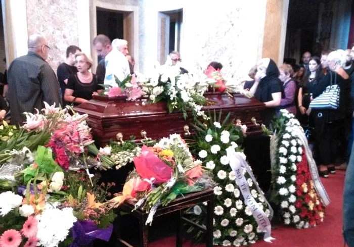 Cântăreața a plâns minute în șir