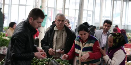 Comercianţii din pieţe susţin că vor mări preţurile dacă aleşii vor adopta propunerea. Foto: arhivă