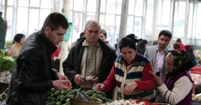 Comercianţii din pieţe susţin că vor mări preţurile dacă aleşii vor adopta propunerea. Foto: arhivă